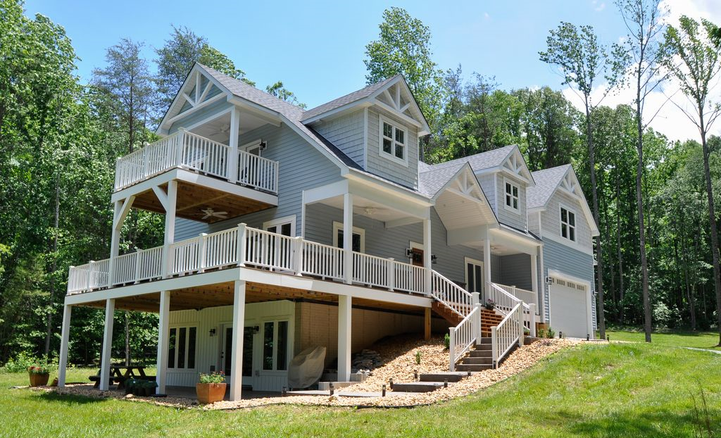 Casa De Lago is one of the best house of Aspen Hill, Cuckoo, VA, USA. It has 5 bedrooms , 4 bathrooms and 20 sleep with large area (3900 sq.ft).Bunk Room- 4 built in XL twin bunk beds,